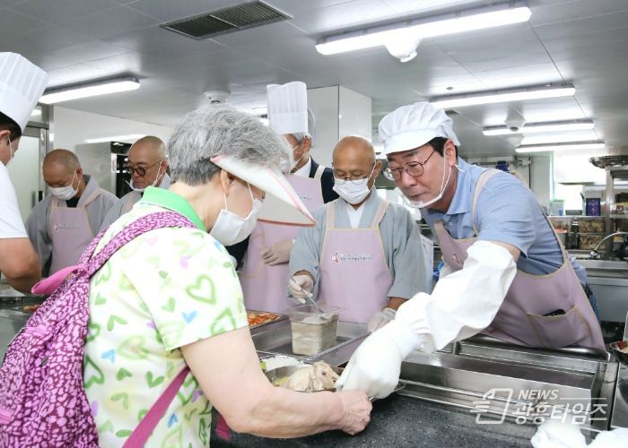 정명근 화성시장 말복 맞이 노인복지관 경로식당 배식봉사 활동