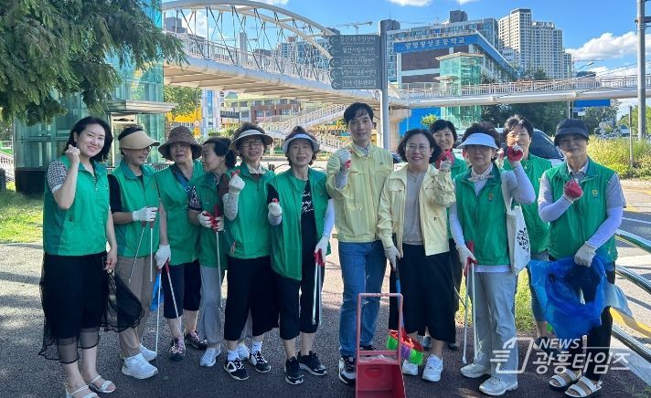 광명시 철산3동 새마을부녀회는 지난 29일 철산상업지구 일대 빗물받이를 점검했다.