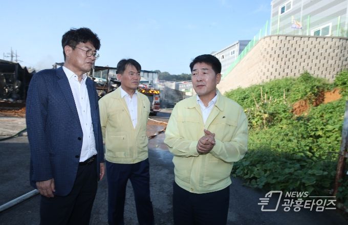 양감면화재 현장을 둘러보는 배정수화성시의회 의장