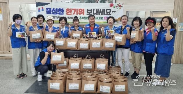 광명시 소하2동 지역사회보장협의체는 지난 10일 ‘한끼나눔 찬찬찬’ 사업을 실시해 독거 어르신에게 식사를 대접하고 송편, 견과류 등 추석 선물을 전달했다.