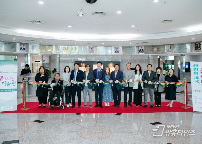 안유선작가와 화성시의회 단체 사진