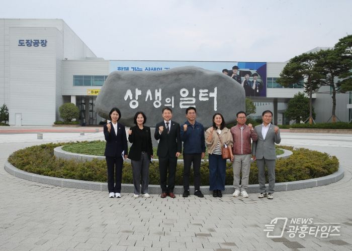 화성시의회 경제환경위원회 위원들이 광주글로벌모터스를 찾아 기념 촬영을 하고 있다.