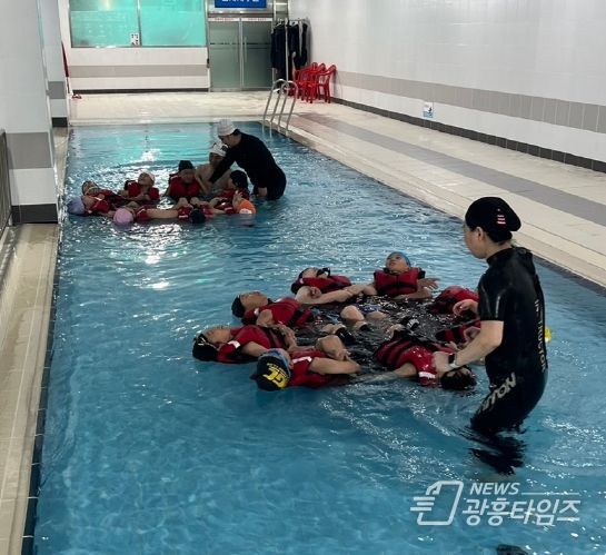 광명시 여성비전센터 수영장 생존수영 교육 운영