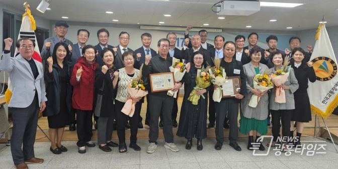 광명시는 18일 한국교통장애인협회 광명시지회(지회장 최영숙) 주관으로 ‘제17회 교통안전·교통사고 줄이기 결의대회’를 교통사고 당사자와 가족, 장애인 관련 단체 등 200여 명이 참석한 가운데 하안종합사회복지관에서 개최했다. 사진은 행사 참석자들이 장애인복지증진 유공자 표창 수여자들과 기념사진을 촬영하는 모습.