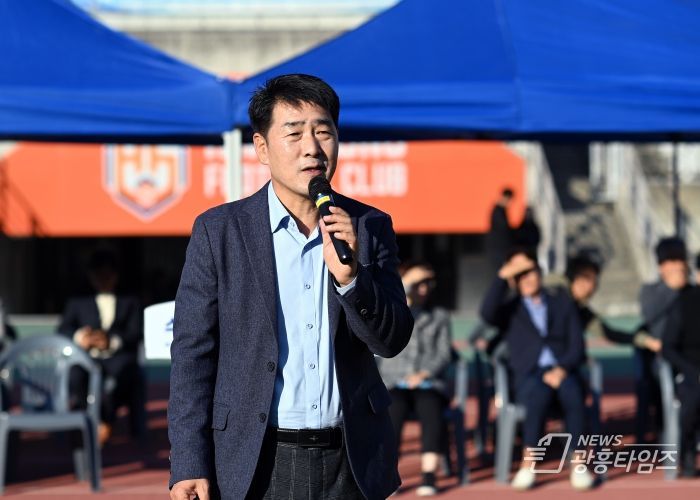 축구대회 축사 중인 배정수 의장