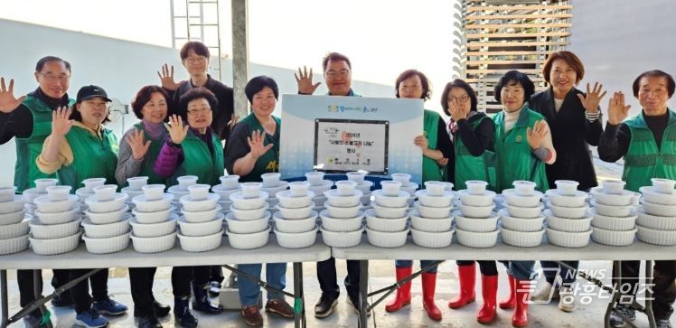 광명시 광명5동 새마을지도자협의회·부녀회는 지난 12일 직접 만든 소불고기를 관내 독거어르신과 저소득가정 50가구에 전달했다.