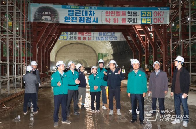안산시의회 의원들이 14일 신안산선 안산 구간 공사 현장을 방문했다.