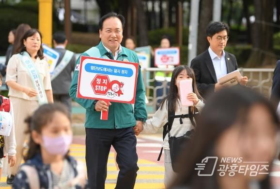 지난 9월 25일 이권재 시장이 25일 ‘아이 먼저’ 어린이 교통안전 캠페인에 동참 하고있다.