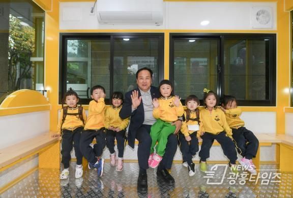 지난 11월 1일 이권재 시장이 새싹스테이션 9호 개소식을 갖고 아이들과 기념촬영을 하고 있다.
