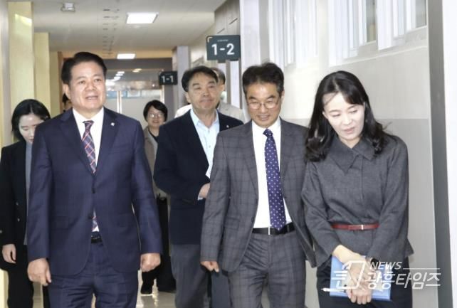 최대호 안양시장(왼쪽)이 지난 3일 안양여자고등학교를 방문해 고교학점제 준비 상황을 살폈다