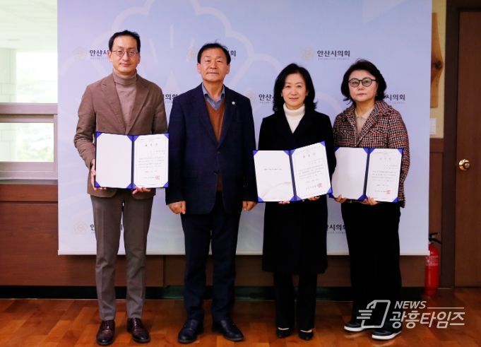 안산시의회가 13일 민간 인사들을 공무국외출장 심사위원으로 위촉했다. 사진은 이날 의장실에서 기념촬영에 임하고 있는 박태순 의장(가운데)과 심사위원 3명의 모습. 이날 함께 임명된 나머지 2명은 개인적 사유로 위촉식에는 참석하지 못했다.