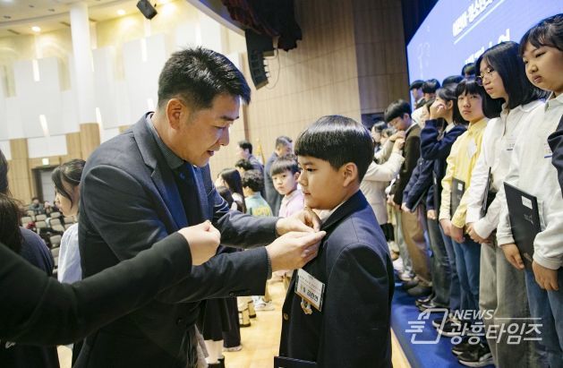 의원 뱃지 수여 중인 배정수 의장
