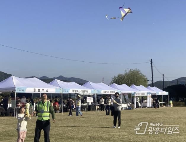 시흥시 연꽃테마파크에서 즐기는 특별한 겨울 활동, '호조벌 연날리기 체험' 프로그램 운영