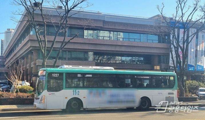 1일부터 시내버스 공공관리제로 전환된 11-2번 버스가 광명시청 앞을 지나고 있다.