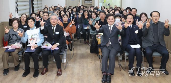 8일 하안3동 행정복지센터 2층에서 열린 2025년 제3기 하안3동 주민자치회 신규위원 위촉식에 박승원 광명시장(사진 앞줄 왼쪽 네번째)이 참석해 신규위원들과 기념사진을 촬영하고 있다.