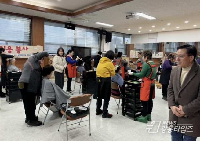 시흥시 군자동 마을기획단, 설맞이 이미용 봉사와 떡국 나눔으로 온정 전해