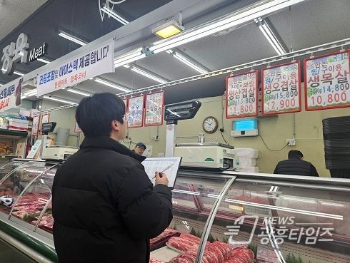 단원구청 공무원이 한 대형 유통업소에서 계량기를 점검하고 있다.