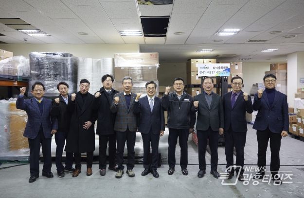 20일 오후 ㈜예선테크에서 열린 경기도 수출 중소기업 현장 간담회에서 김동연 경기도지사와 도내 수출 중소 유망기업 대표 등과 함께 기념촬영을 하고 있다.