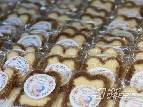 안산도시공사 임직원 봉사자들이 직접 제작한 아크릴 수세미