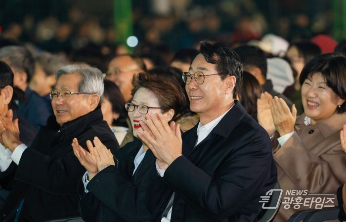 정명근 화성특례시장이 21일 화성특례시민의 날 콘서트에서 시민들과 함께 특례시 출범을 축하하고 있다