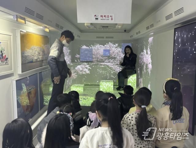 버스 안에 전시된 뉴미디어 작품