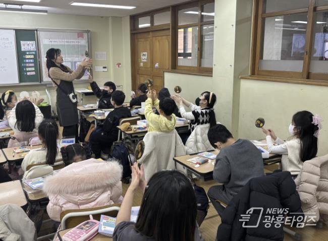 3월 18일 월곶초 아트캔버스 수업 ‘도킹 예술정거장’ 버스 안 작품 감상 후 진행됐다.