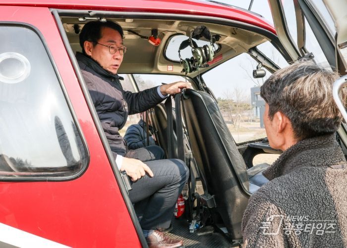 정명근 화성특례시장이 2일 마도면 소재 산불진화헬기 계류장을 방문해 신불진화헬기를 살피고 있다