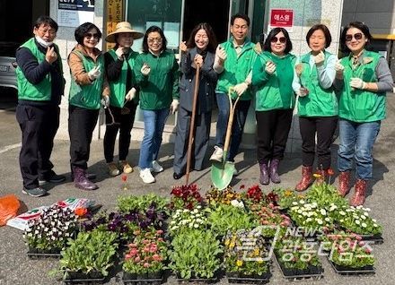 광명시 철산1동 새마을지도자협의회(회장 신현수)와 부녀회(회장 박현자)는 지난 4일 동 행정복지센터 화분과 화단, 사성공원에서 꽃 심기 운동을 진행했다.