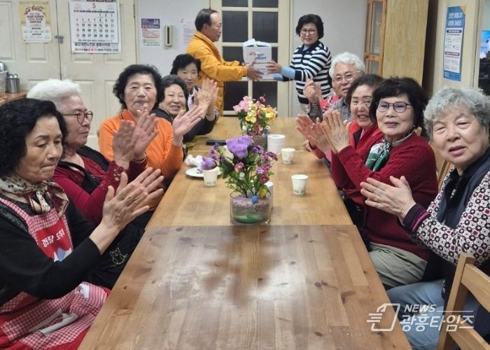 광명시 철산1동 광복현대아파트와 우성아파트의 통장들은 지난 7일 어버이날을 맞아 각 아파트 경로당 2곳에 떡과 식혜를 전달했다.