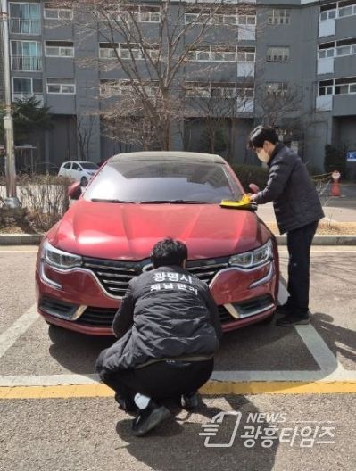 체납관리원이 체납차량에 대해 번호판 영치를 진행하고 있는 모습.