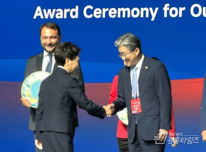 정순욱 광명시 부시장이 27일 오전 중국 산둥호텔 골드홀에서 열린 ‘국제우호도시 포럼’에서 ‘우수 파트너 도시상’을 수상하고 있다.