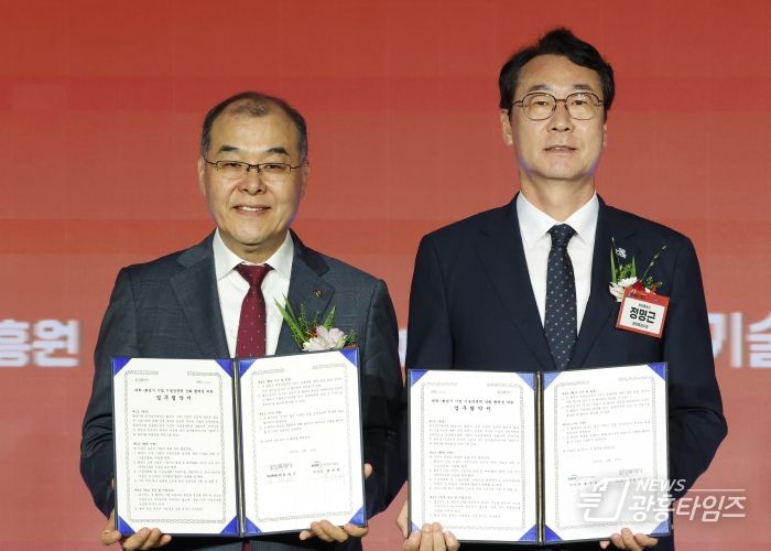 10일 수원과학대학교 신텍스에서 정명근 화성특례시장(오른쪽)과 홍원화 한국연구재단 이사장(왼쪽)이 '대학-화성시 기업 기술경쟁력 강화를 위한 업무협약'을 체결하고 기념 촬영을 하고 있다.