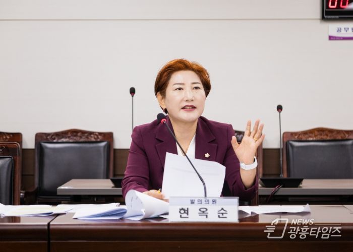 안산시의회 현옥순 의원이 지난 4일 있었던 제297회 안산시의회 제1차 정례회 문화복지위원회에서 ‘안산시 해양폐기물 관리에 관한 조례안’에 대해 설명하고 있다.