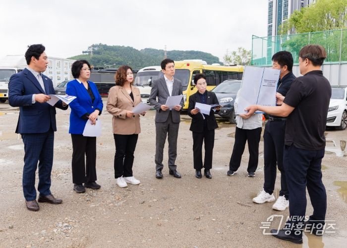 안산시의회 도시환경위원회 위원들이 16일 초지동 대형자동차 임시주차장을 방문해 운영 현황을 점검했다.