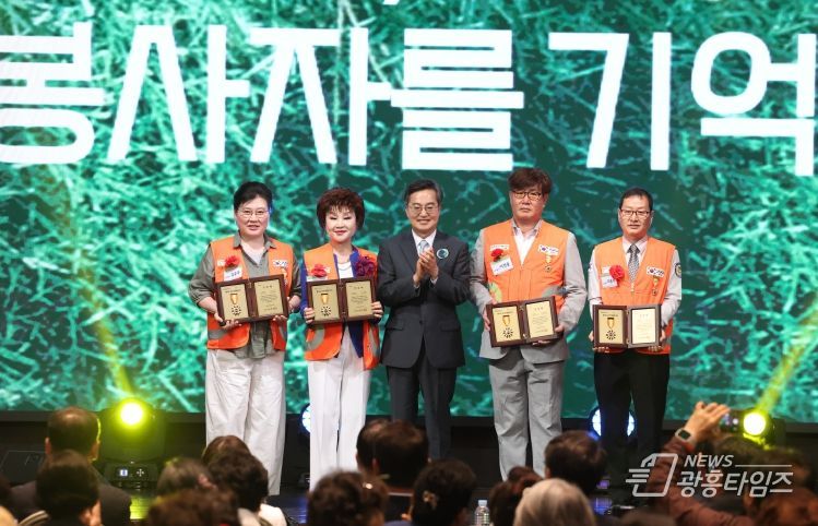 17일 오후 화성시 SINTEX에서 열린 2025년 경기도 자원봉사대회에서 김동연 경기도지사가 우수 자원봉사자 인증패 수여를 하고 기념촬영을 하고 있다.
