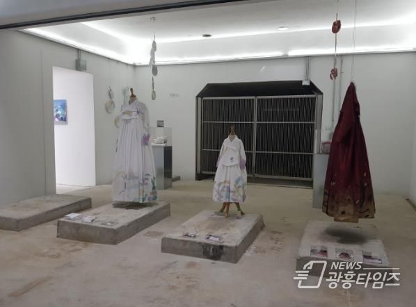 맑은물상상누리 비포어에서 진행 중인 한복그래피티 전시