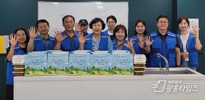 광명시 광명5동 지역사회보장협의체는 지난 19일 관내 저소득 독거노인 20가구를 대상으로 ‘독거노인 반찬지원사업’을 1차 시작했다.
