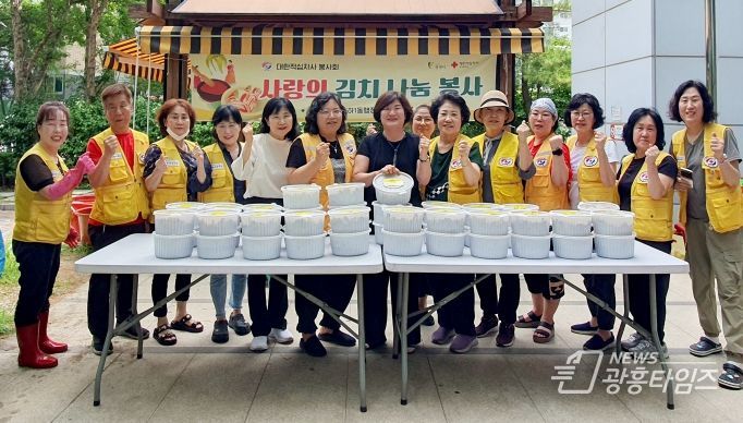 광명시 소하1동 적십자봉사회는 지난 19일 저소득 취약계층 40가구에 직접 담근 여름 김치를 전달했다.