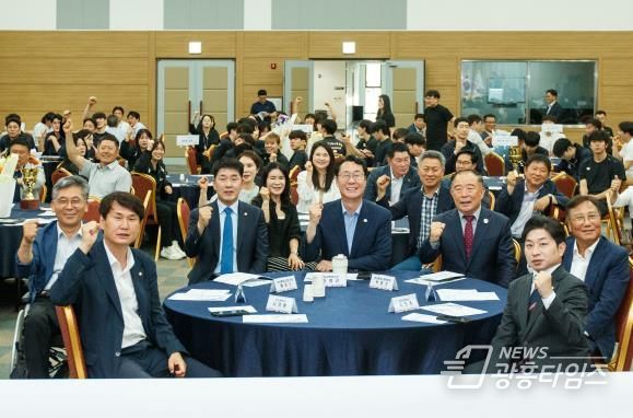 화성특례시의회 의원단과 주요 내빈 기념 사진