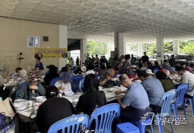 시흥시 신천동 새마을지도자협의회·부녀회, 어르신 대상 '잔치국수 나눔' 봉사 펼쳐