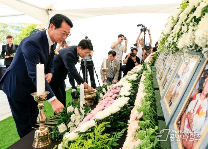 정명근 화성특례시장(왼쪽)과 배정수 화성특례시의회 의장(오른쪽)이 30일 씨랜드 화재 참사 희생자 추모공원을 찾아 헌화하고 있다.