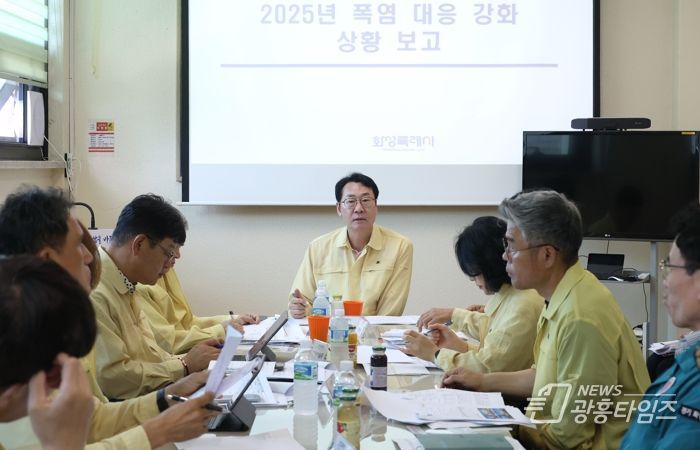 정명근 화성특례시장이 ‘2025년 폭염 대응 강화 상황보고회’를 주재하고 있다.