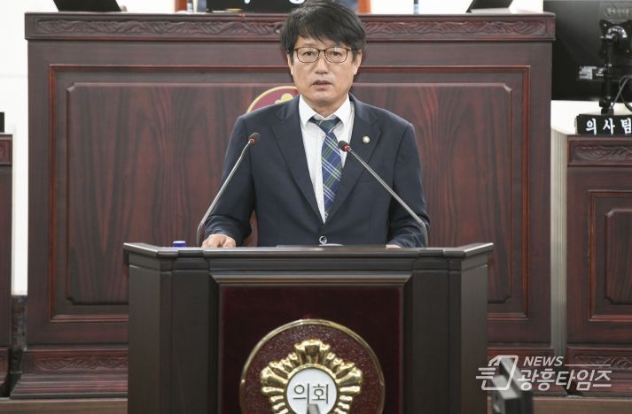 화성특례시의회 유재호 의원이 제243회 임시회 중 제1차 본회의에서 5분 자유발언을 하고 있다.