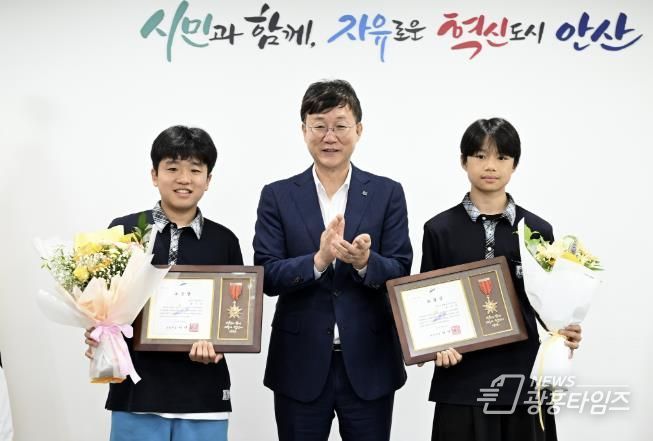 이민근 안산시장(가운데)이 선행을 실천한 성호중학교 학생들에게 표창장을 수여하고 함께 기념촬영을 하고 있다.