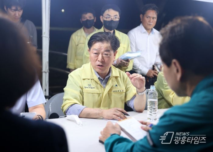박승원 광명시장이 지난 17일 소하동 아파트 화재 사고 현장을 찾아 대책회의를 진행하고 있다.