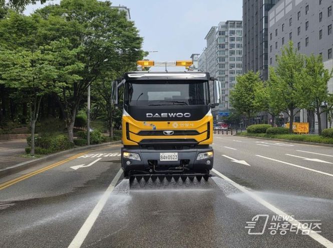 안양시, 도로 열기 식히는 ‘살수차’ 확대 운영