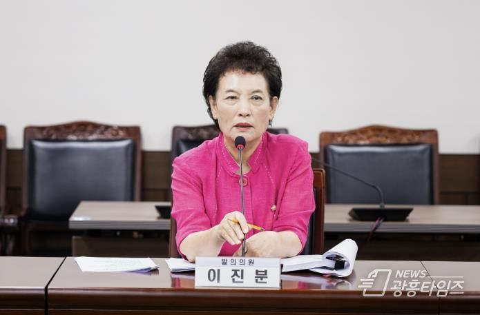 이진분 의원이 지난 8월 26일 제298회 임시회 문화복지위원회에서 안산시 희귀질환관리 및 지원에 관한 조례안’에 대해 설명하고 있다.
