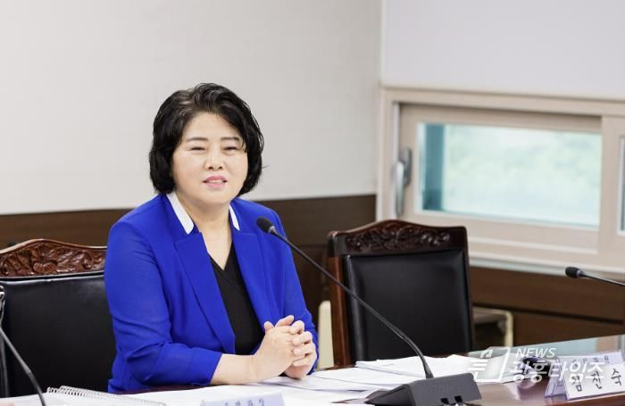 ‘안산시 도시 및 주거환경정비 조례 일부개정조례안’을 대표 발의한 김진숙 의원이 지난 8월 26일 의회 제3상임위원실에서 열린 제298회 임시회 도시환경위원회에서 조례안에 대해 설명하고 있다.