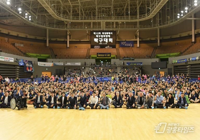 축하 떡케이크 절단식 기념 촬영
