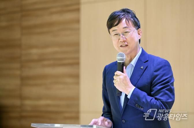 이민근 안산시장이 지난 6월 17일 원곡초등학교 준공식에서 인사 발언을 진행하고 있다.